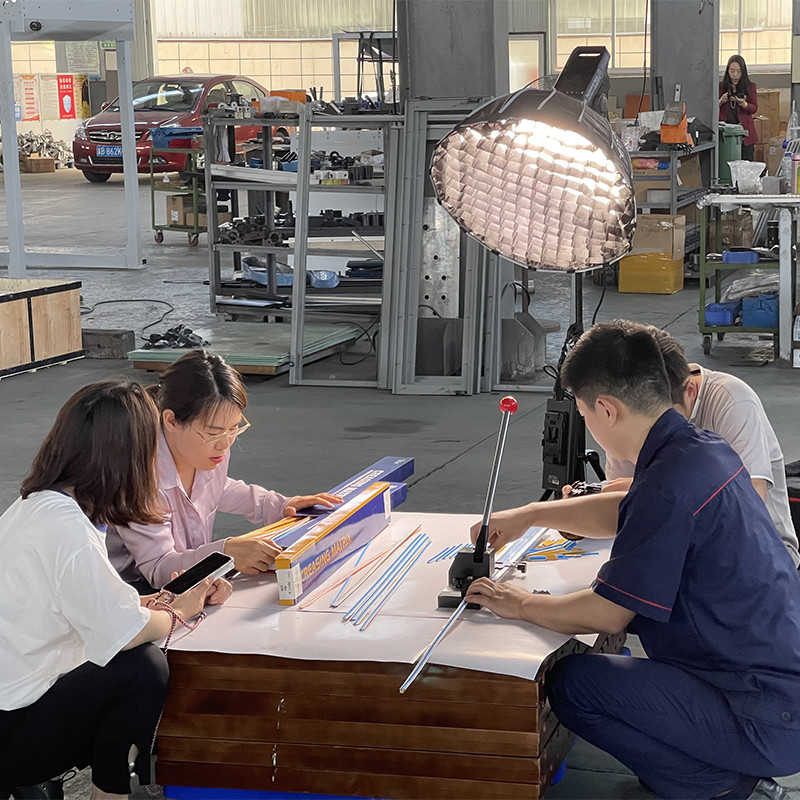 Weiße PVC-Kreuzmatrix mit importiertem Fingerteppich und Klebstoff für Grafik Peking 2021